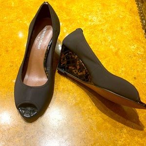 Donald Pliner wedge -never worn